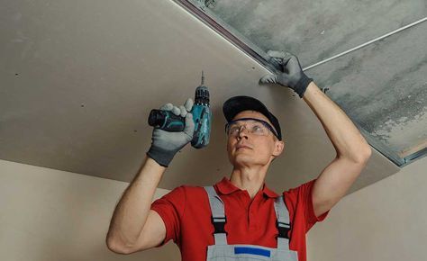 Although fiddly, fitting a plasterboard ceiling is within the skill set of a capable DIYer. This step-by-step shows you how Diy Suspended Ceiling, Plasterboard Ceiling, Diy Toddler Bed, Studio Building, Board Ceiling, Cheap Hobbies, Hobbies For Men, Dropped Ceiling, Suspended Ceiling