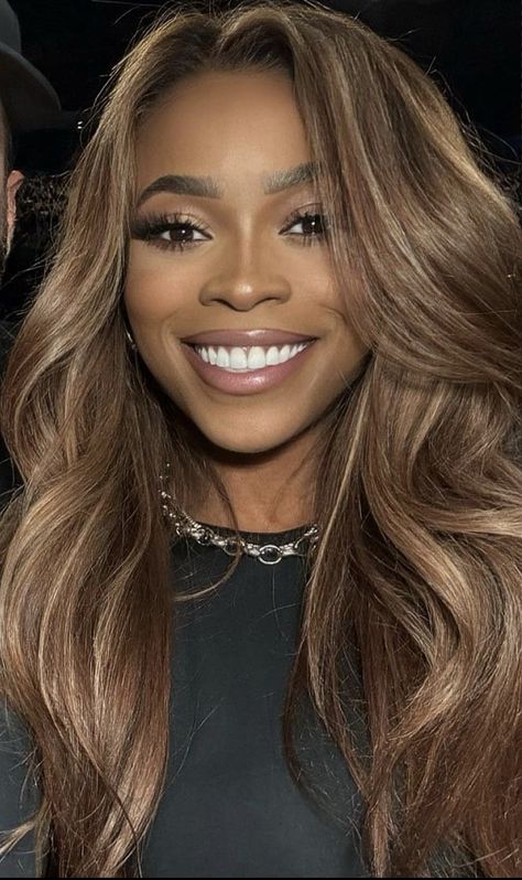 Honey Blonde And Chocolate Brown Hair, Honey Comb Brown Hair, Blond Balayage Black Women, Mixed Race Hair Colour Ideas, Money Pieces On Black Women, Dark Roots Blonde Hair Balayage Black Women, Fall Color Hair For Black Women, Golden Brown Natural Hair, Caramel Balayage Black Women