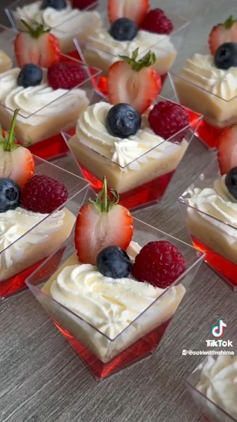 No Bake Cup Desserts, Dessert Shots Recipes, Desert Cups Ideas, Jelly Trifle, Fruit Parfait Cups, Sweet Table Ideas, Shot Glass Desserts Recipes, Mini Trifle Desserts, Starters Ideas