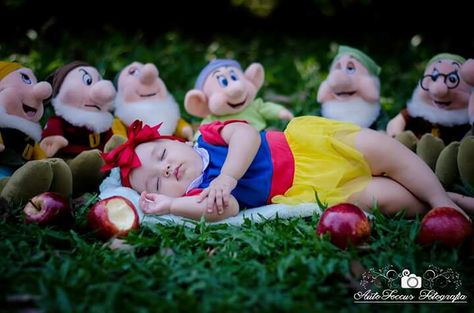 Snow White Infant Photoshoot, Snow White Baby Photoshoot, Baby Snow White, Princess Photo Shoot, Newborn Sibling, Snow White Birthday, Snow White Party, Disney Princess Birthday, Kids Birthday Themes