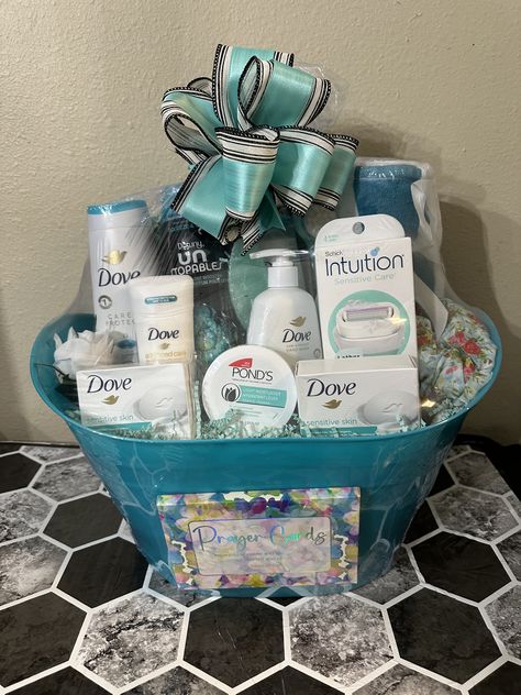 40 Dollar Gift Ideas, Birthday Gifts List, Adult Gift Basket, Homemade Housewarming Gifts, Diy Mother's Day Gift Basket, Raffle Gift Basket Ideas, Gift Baskets Diy, Making A Gift Basket, Creative Gift Baskets