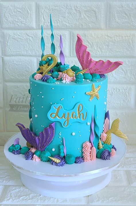 Mermaid Cake Buttercream, Cake Ariel, Mermaid Treats, Mermaid Pirate Party, 6th Birthday Cakes, Mermaid Cakes, Diy Birthday Decorations, Mermaid Theme, Sea Theme