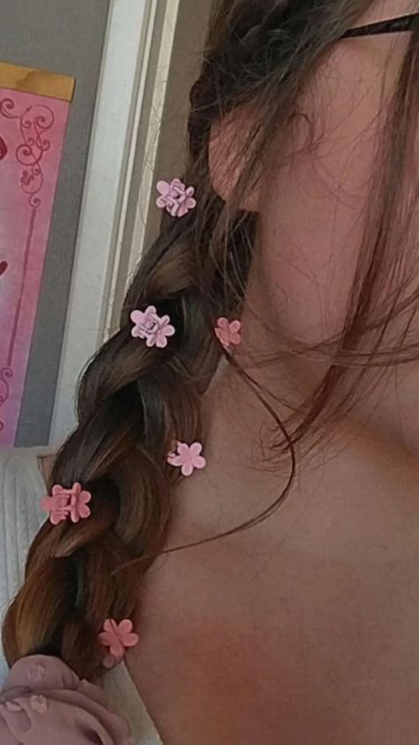 Braid Hairstyle With Flowers, Hairstyles With Mini Flower Clips, Mini Flower Hair Clips Hairstyles, Mini Flower Clip Hairstyles, Tiny Flower Clips Hairstyles, Flower Clips In Hair, Hairstyle With Mini Clips, Mini Flower Clips Hairstyles, Hair With Small Clips