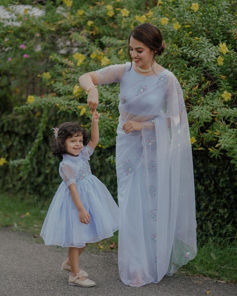 Mom Daughter Matching Dresses, Cotton Frocks For Kids, Frocks For Kids, Latest Bridal Blouse Designs, Mom And Daughter Matching, Latest Model Blouse Designs, Anarkali Dress Pattern, Mother Daughter Dress