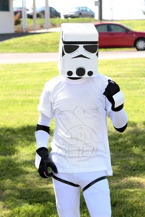 HowTo: Cheap and Easy DIY Stormtrooper Helmet Diy Storm Trooper Costume, Star Wars Costumes Diy, Storm Trooper Costume, Star Wars Halloween Costumes, White Bin, Stormtrooper Helmet, Team Costumes, Star Wars Sith, Alien Costume