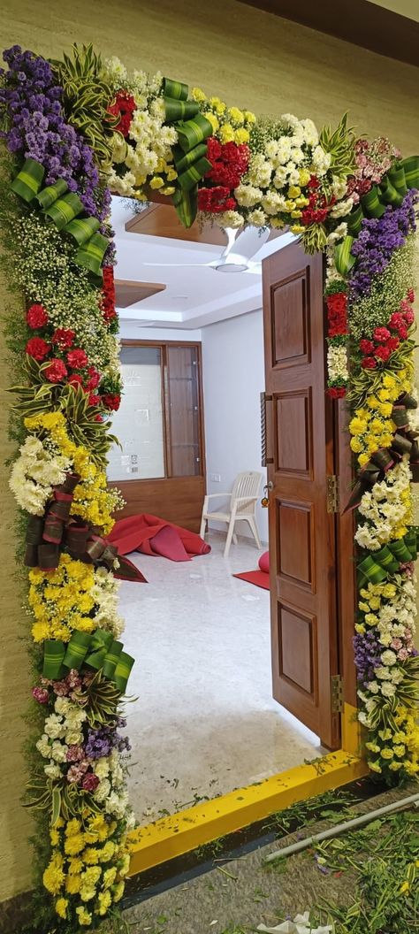 Door Decorations Flowers Entrance, Door Flower Decoration Indian, Main Door Flower Decoration Indian, Flower Gate, Door Flower Decoration, Cradle Decoration, Hotel Flower Arrangements, Entrance Door Decor, Leaf Decor Wedding