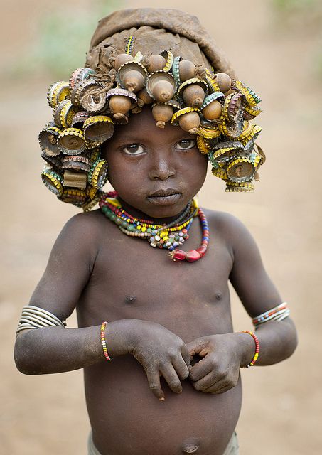 Dassanach child - Omorate Ethiopia   •   The Daasanach kids collect the caps of the Coca and beers in the bars of Omorate and make wigs with them. Ethiopian Tribes, Ethiopian Women, Eric Lafforgue, Kids Around The World, African People, Foto Baby, We Are The World, World Cultures, People Of The World