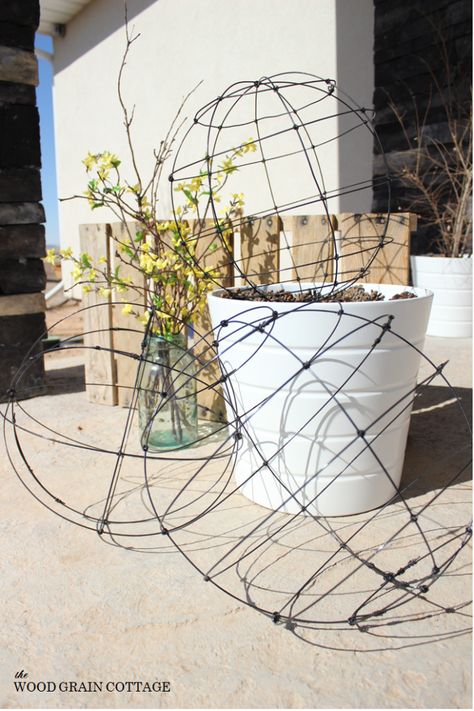 $30 Thursday: DIY Wire Garden Globes {Set of 3} - The Wood Grain Cottage Globe Projects, Garden Globes, Garden Balls, Wire Diy, Concrete Garden, Garden Ornament, Ornament Ideas, Garden Ornaments, Garden Crafts