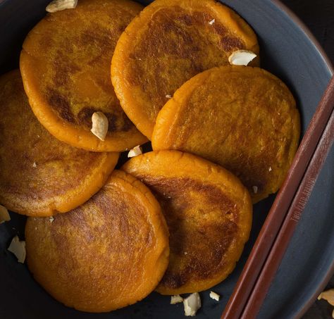 Korean Hotteok, Mochi Pancakes, Sweet Potato Mochi, Potato Mochi, Sweet Potato Rice, Steamed Sweet Potato, Vegan Baking Recipes, Sweet Potato Pancakes, Asian Desserts