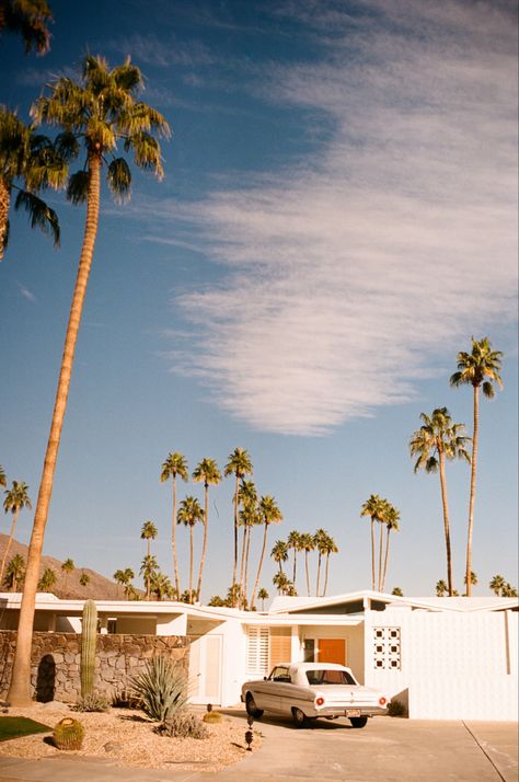 Mid Century Modern Photography, California In The 70s, Camper Guest House, Mid Century Palm Springs, Palm Springs Resorts, Vintage Palm Springs, Palm Springs Aesthetic, 70s House, Retro Interior Design