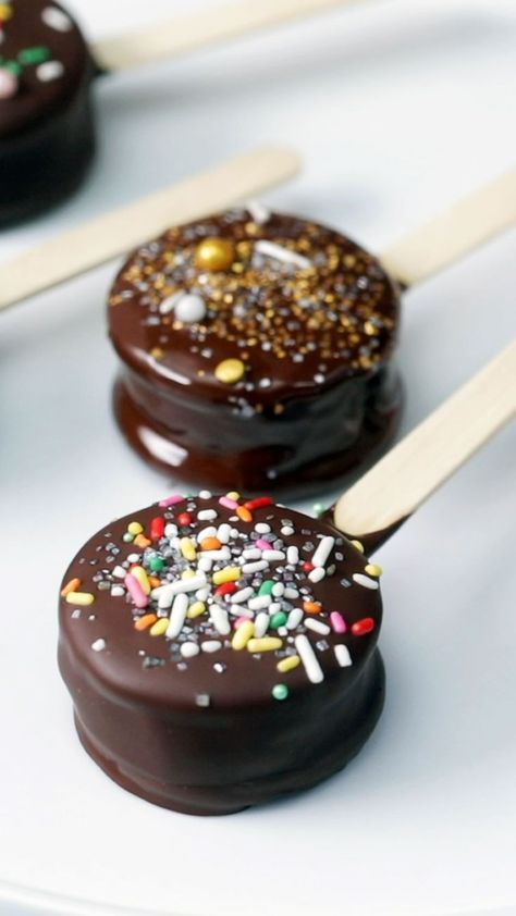 Chocolate. Dipped. Nutella. Cheesecake. Pops. Need I say more?! Marbled Cheesecake, Cheesecake Pops, Cheesecake Cookie, Nutella Cheesecake, Cake Pop Recipe, Cheesecake Cookies, Cookie Pops, Rocky Road, Fun Baking Recipes