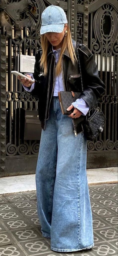 Street Style 2023, Wide Leg Jeans Outfit, Denim Street Style, Look Jean, Jeans Street Style, Copenhagen Fashion, Populaire Outfits, Style 2023, Outfit Jeans