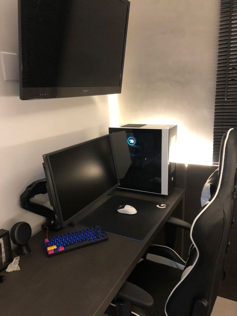 Black Gaming Room, Small Room Setup, Gaming Room Ideas, Gaming Desk Setup, Setup Gamer, Black Mouse, Computer Desk Setup, Streaming Setup, Video Game Room Design