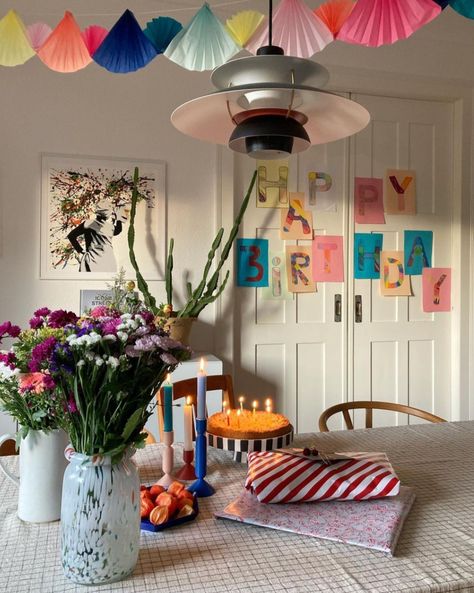 💌pic credits:@carlaklang Colorful Bday Party Ideas, Small Space Birthday Party Ideas, Fun Ideas For Birthday Parties, 24th Birthday Ideas Decorations, Birthday Themes Aesthetic, Birthday Party Decorations Aesthetic, Birthday Aesthetic Decoration, Small House Party, Small Birthday Party Ideas