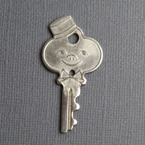 "A vintage American Tourister Key. This listing is for a single key. About 1.75\" Long Just a tad under 1\" wide They are real vintage keys. They have been used and show signs of normal wear and use. In stock and ready to ship." Messy Illustration, Old Objects, Antique Mantel Clocks, Painting References, Key Key, Old Key, Old Keys, Vintage Key, Antique Clock