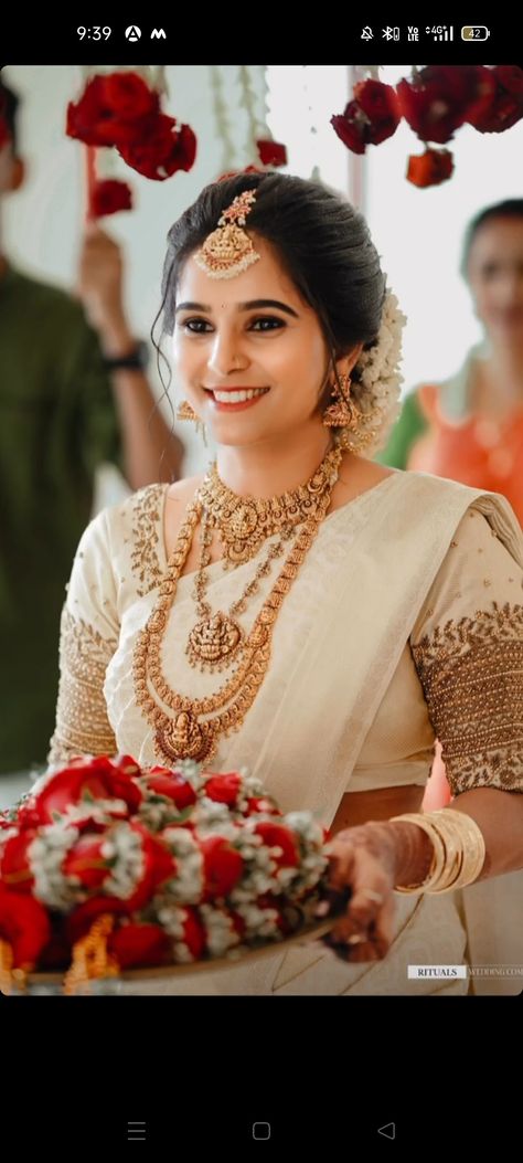 Simple Kerala Bride Jewellery, Bride Wedding Day Hairstyles, Hindu Wedding Kerala Bride, Kerala Wedding Look Bride, Hindu Wedding Look Kerala, Hindu Wedding Jewelry The Bride, Kerala Bride Look, Kerala Bride Wedding Saree, Wedding Gold Jewellery Indian Set