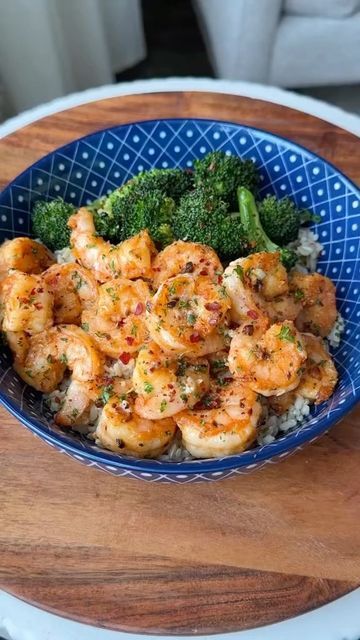 Mediterranean Recipes Diet on Instagram: "This Garlic Butter Shrimp has an ABSURD amount of protein macros ⬇️ 390 calories 56g protein 8g carb 12g fat shrimp marinade ⬇️ 1 lb shrimp (peeled and deveined) 2/3 tsp salt 1 tsp garlic powder 1/2 tsp cayenne 1/2 tsp paprika 1/4 tsp black pepper 1/2 tbsp corn starch garlic butter ⬇️ 2 tbsp alternative butter 2 cloves garlic juice of 1/2 lemon chopped parsley ........... 😣 Feeling fed up with strict diets? 🥧 Want to eat delicious food and still lose weight effectively? 👉 Follow @mediterraneanrecipes.diet for daily mouthwatering recipes that help you shed those pounds. 🍽️✨ . . . cre tik-doosifit . . . #mediterraneanfood #mediterraneandiet #healthyfats #mediterraneanlife #mediterraneanstyle #plantbasedprotein #plantbasednutrition #eateateat #all Protein Macros, Shrimp Marinade, High Protein Low Carb Recipes, Garlic Butter Shrimp, High Protein Low Calorie, Butter Shrimp, Pescatarian Recipes, Healthy Food Dishes, Healthy Food Motivation