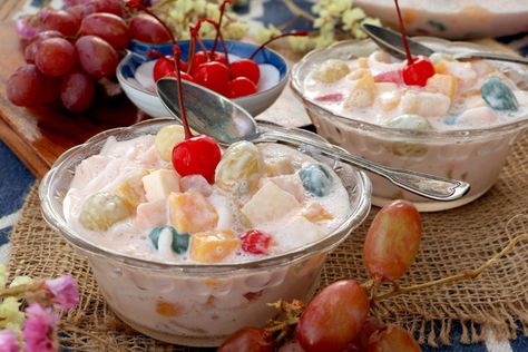 Bring colors to your Christmas tables with this traditional Filipino fruit salad. Easy and quick to make that is the perfect dessert this holiday season. | www.foxyfolksy.com #fruitsalad #dessert #filipino #filipinofood #pinoyfood #holidays #christmas Filipino Fruit Salad, Foxy Folksy, Pinoy Dessert, Fruit Salad Recipe, Fruit Salad Easy, Filipino Style, Filipino Desserts, Pinoy Food, Fruit Salad Recipes