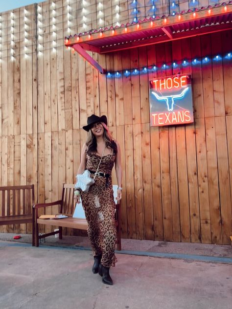 Glam Houston/Nashville Outfits for Your Next Trip - Red Soles and Red Wine Western Cheetah Outfit, Stampede Fits, Texas Style Fashion, Texas Outfits, Western Outfit Ideas, Glam Western, Arizona Outfits, Cheetah Clothes, Nfr Outfits