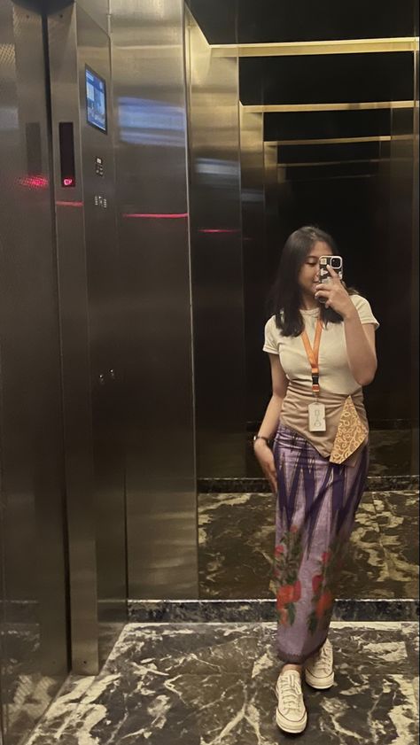 was told to wear batik for the day. that skirt was the only batik i have (never wear it before even for a wedding or grads). cant blame anyone though batik is quite expensive. Batik Skirt, Batik Kebaya, Fits Ideas, 2024 Outfits, Ootd Inspo, Couples Poses, Dream Style, Couples Poses For Pictures, 2023 Fashion