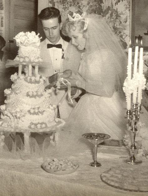 Old Wedding Photos, 1940s Wedding, Gowns Vintage, Vintage Brides, Boda Mexicana, Vintage Wedding Photos, Beautiful Beach Wedding, Wedding Cakes Vintage, Wedding Gowns Vintage