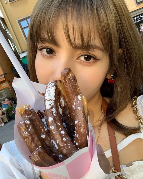 "😋" Lisa Eating Food, South Korean Food, Korean Street Food, M Instagram, Food Photography Tips, Lisa Bp, Food Cart, Lalisa Manobal, Blackpink Photos