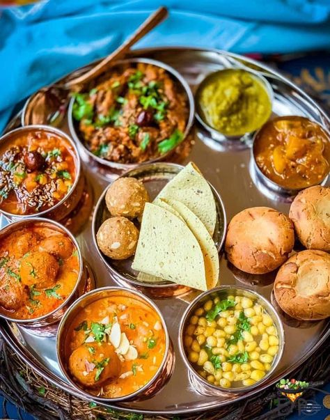 An authentic Rajasthani Thali menu with food you can serve at a festive get together, all are nutritionally enhanced, delicious recipes. Indian Banquet, Dal Bati Churma, Food Photography Vegetables, Rajasthani Thali, Photography Vegetables, Dal Bati, Food Thali, Platter Food, Delicious Food Image