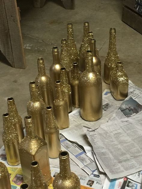 Gatsby Birthday Party, Gatsby Party Decorations, Wine Bottle Centerpieces, 50th Wedding Anniversary Party, Bottle Centerpieces, 50th Anniversary Party, Wine Bottle Diy, Golden Birthday, בר מצווה