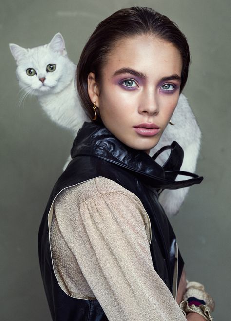 Portraits With Cats, Woman With Cat Photography, Cat With Woman, Pose With Cat, Portrait With Cat, Cat Photoshoot, Family Pet Photography, Photo Mannequin, Pet Portraits Photography