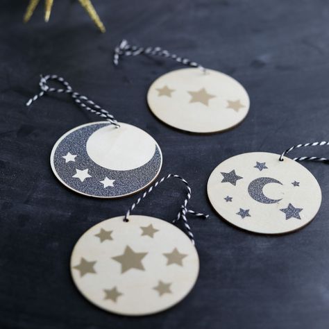 DIY Vinyl Celestial Ornaments - Have a Crafty Day Christmas Vinyl Crafts, Celestial Ornaments, Celestial Christmas, Snowflake Ornaments Diy, Cricut Ornaments, Diy Moon, Mugs Diy, Moon Ornament, Star Ornaments