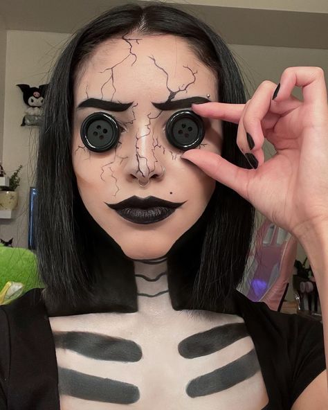 Coraline Spider Mom, Custome For Halloween Party, Coraline Evil Mother Costume, Coraline Costume Family, Coraline's Other Mother Costume, Coraline Mom Makeup, The Other Parents Coraline Costume, Coraline Other Mother Makeup, Coraline Parents Costume