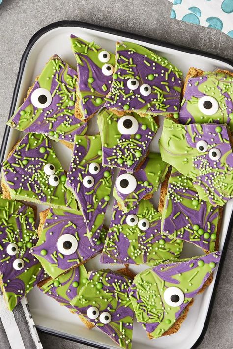 monster bark Candy Corn Bark, Spooky Recipes, Recipes For Halloween, Halloween Candy Recipes, Halloween Potluck, Halloween Bark, Pumpkin Truffles, Spooky Halloween Food, Pastel Cupcakes