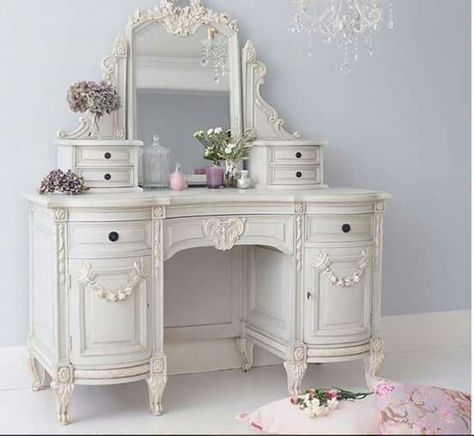 Love! Muebles Shabby Chic, Decoration Shabby, French Bedroom, Shabby Chic Dresser, Shabby Chic Interiors, Shabby Chic Bathroom, Shabby Chic Bedrooms, White Vanity, Chic Bathrooms