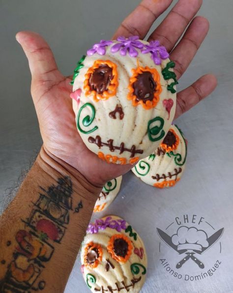 Surgen las conchatrinas, otra opción para endulzar tu Día de Muertos | El Heraldo de México Day Of The Dead Desserts, Mexican Cookies, Cocina Ideas, Strawberry Decorations, Cookies Pastry, Mexican Dessert, Día De Muertos, Halloween Party Diy, Pan Dulce