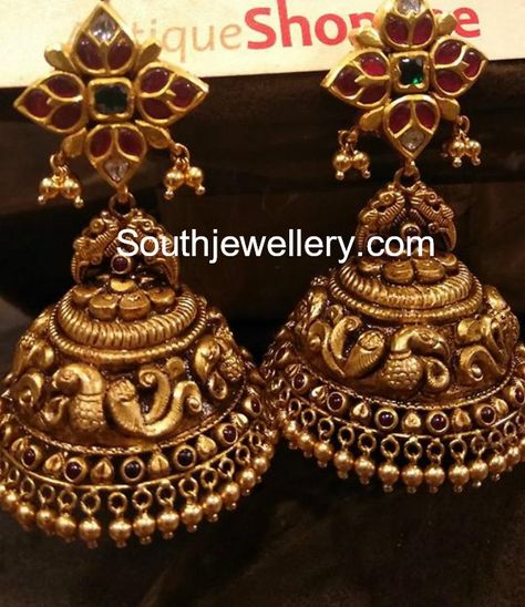 Kundan Jhumkas, Jhumka Designs, Gold Jhumka Earrings, Indian Jewelry Earrings, Gold Jewelry Outfits, Antique Gold Jewelry Indian, Real Gold Jewelry, Antique Jewelry Indian, Gold Pendant Jewelry