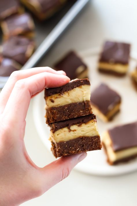 Recipe: The BEST Vegan Nanaimo Bars (2 Ways) - Meg De Jong Nutrition Dairy Free Nanaimo Bars, Vegan Nanaimo Bars, Nanaimo Bar Cheesecake, Canadian Dessert Recipes, Vegan 101, Nanaimo Bar, Nanaimo Bar Recipe, Canadian Dessert, Vegan Bars