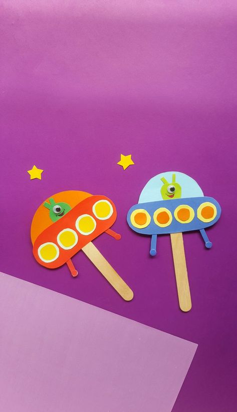 Looking for a fun & easy alien spaceship craft to make that is out of this world? Help your kids use their imagination w/ this easy UFO craft. Kids Christmas Painting, Spaceship Craft, Alien Craft, Space Crafts For Kids, Alien Crafts, Craft To Make, Alien Spaceship, Craft Christmas, Ufo Sighting