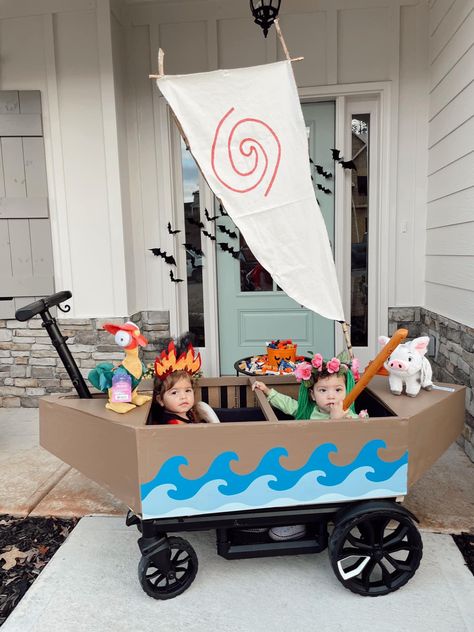 Moana Wagon Boat, Moana Float Parade, Moana Boat Diy Wagon, Moana Trunk Or Treat Ideas, Moana Boat Diy, Diy Moana Boat, Moana Trunk Or Treat, Moana Family Costumes, Moana And Te Fiti