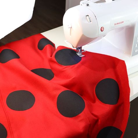 Comment COUDRE une CAPE – DÉGUISEMENT CAPE COCCINELLE - COUTURE pour débutant - MÉTHODE FACILE #halloween #valcoud #valm_diy #cape #capecoccinelle #deguisementcoccinelle #couture #couturepourdebutant #coutureaddict #diy #plaisirdecréer Sewing Machine, Cape, Couture, Sewing, Halloween