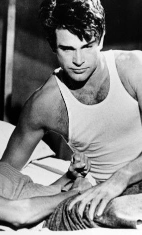 Warren Beatty Young Warren Beatty, Bonnie And Clyde Photos, Shirtless Actors, Vintage Hollywood Stars, Bonnie And Clyde, Warren Beatty, Faye Dunaway, Hollywood Men, Bonnie N Clyde