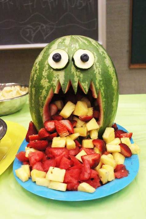 Watermelon monster Fruit Salad for Halloween party.  Pick up everything for Halloween this year with the SmartShopper Grocery List maker.  www.smartshopperusa.com Watermelon Monster, Sweets Photo, Healthy Halloween Treats, Healthy Halloween Snacks, Fest Temaer, Halloween Fest, Decorações Com Comidas, Monster Birthday Parties, Taco Party