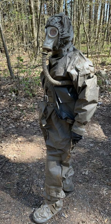 Gp5 Gas Mask, Gas Mask Girl, Post Apocalyptic Art, Hazmat Suit, People Pictures, Gas Masks, Hollow Art, Shots Fired, Astronaut Art