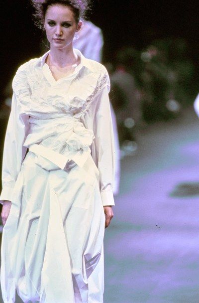 Comme des Garçons Fall 1992 Ready-to-Wear Collection - Vogue Comme Des Garcons Runway, Fashion Decades, Models Backstage, Versace Couture, Rei Kawakubo, Fashion Show Collection, Vogue Paris, Comme Des Garcons, Runway Fashion