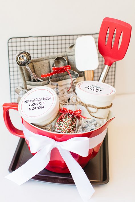 Holiday Cookie Baking Basket with Free Printables | The TomKat Studio Holiday Cookie Gift, Holiday Mason Jar, Cookie Gift Baskets, Creative Gift Baskets, Christmas Gift Baskets Diy, Holiday Gift Baskets, Themed Gift Baskets, Diy Gift Baskets, Ge Bort