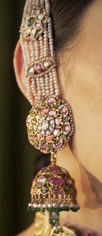 Register Marriage Dress India, Karnphool Earrings, Kundan Sets Indian Jewelry, Rajputi Earrings Design Gold, Polki Jhumkas, Gold Kundan Earrings, Latest Gold Earrings Designs, Mughal Jewelry, Kundan Jhumka