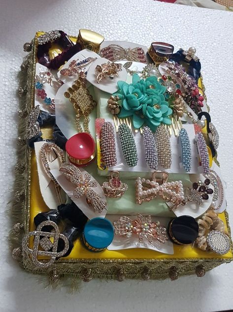 Jwellary Packing For Wedding, Engagement Things Packing, Hand Bag Packing Ideas For Wedding, Bari Decoration Ideas, Bridal Makeup Packing Ideas, Shaadi Gift Packing Ideas, Jewellery Packing Ideas For Wedding, Bridal Dress Packing Ideas, Bridal Packing Ideas