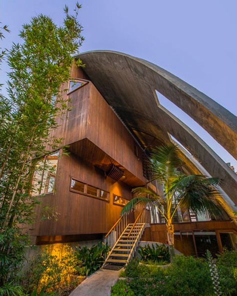 If It's Hip, It's Here: John Lautner's Stevens House Gets Lovingly Restored And Is Now On The Market For $22,000,000 (Over 30 Photos) American History X, John Lautner, Richard Neutra, Modernist Architects, Famous Architects, Celebrity Houses, Land Scape, Renting A House, Modern Architecture