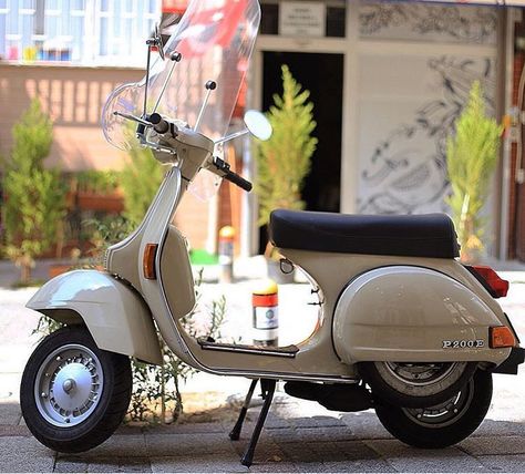 Vespa P200e, Lml Vespa, Vespa 200, Scooter Garage, Vespa Art, Motor Vespa, Vespa Super, Cars Garage, Vespa 125