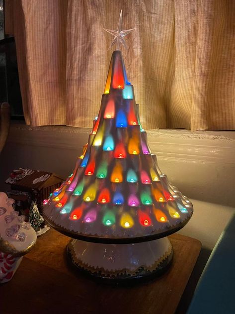 A "Minx" Atomic Tree Lava Tree, Atomic Christmas, Ceramic Trees, Christmas Ceramics, Vintage Ceramic Christmas Tree, Retro Christmas Decorations, Sparkling Christmas, Ceramic Tree, Retro Christmas Tree