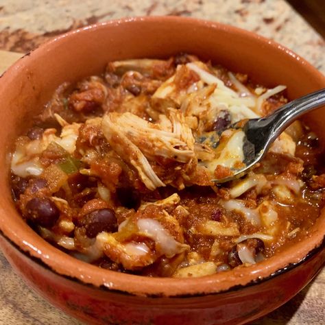 Rotisserie Chicken Chili, Cheesy Chicken Broccoli, Broiled Chicken, Cold Weather Food, Chicken Chili Recipe, Rotisserie Chicken Recipes, Spicy Chili, Cheese Soup, Cheesy Chicken